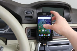 Support téléphone voiture Motorola Moto G5 Plus avec adaptateur allume cigare et câble USB. Réf 521957