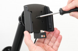 Support actif avec câble USB-C et adaptateur allume-cigare, équipé de ports USB-A et USB-C. Avec rotule orientable. Compatible 12/24 Volts - 721443