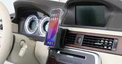 Support Apple iPhone 15 Plus avec chargeur allume-cigare + coque magnétique (fournie). Réf Brodit 721395