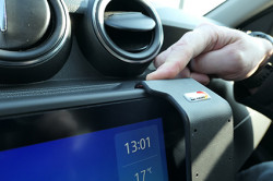 Fixation Dacia Duster - pour véhicule équipé du display uniquement. Réf Brodit 855741