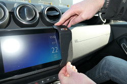 Fixation Dacia Duster - pour véhicule équipé du display uniquement. Réf Brodit 855741