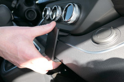 Fixation voiture Renault Trafic. Réf Brodit 855718