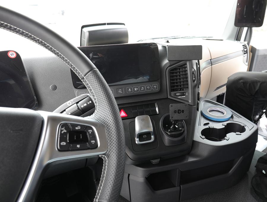 Fixation camion Mercedes-Benz Actros 5 pour support téléphone