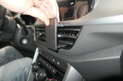 Fixation Voiture Volkswagen T-Roc. Réf Brodit 855847