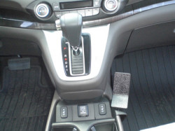 Fixation voiture Proclip  Brodit Honda CR-V  SEULEMENT pour les modèles avec prise de courant entre les boutons de chaleur de siège. PAS pour les modèles avec haut-parleur sur le côté de la console. Réf 834771