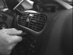 Fixation voiture Proclip  Brodit Opel Combo  SEULEMENT pour les modèles avec écran d'information. Réf 852855