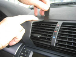 Fixation voiture Proclip  Brodit BMW X5  SEULEMENT pour les modèles avec système de navigation. Réf 853656