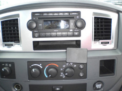 Fixation voiture Proclip  Brodit Dodge Ram Pick Up 1500  PAS pour une utilisation avec l'écran de navigation de l'usine Réf 853705