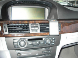 Fixation voiture Proclip  Brodit BMW 316-330/E90/E91/E92/E93  SEULEMENT pour les modèles avec option GPS d'origine. SEULEMENT pour la finition bois Réf 853738