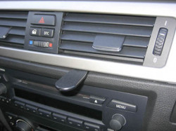 Fixation voiture Proclip  Brodit BMW 316-330/E90/E91/E92/E93  PAS pour les modèles avec option GPS d'origine. SEULEMENT pour la finition bois Réf 853740
