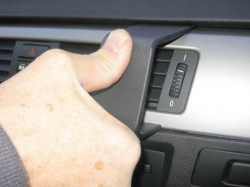 Fixation voiture Proclip  Brodit BMW 316-330/E90/E91/E92/E93  PAS pour les modèles avec option GPS d'origine. SEULEMENT pour la finition bois Réf 853740