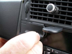 Fixation voiture Proclip  Brodit Saab 9-3  PAS pour les modèles avec option GPS d'origine. Réf 853901