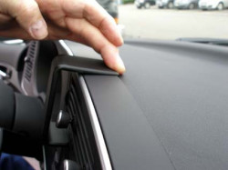 Fixation voiture Proclip  Brodit Saab 9-3  PAS pour les modèles avec option GPS d'origine. Réf 853901