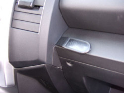Fixation voiture Proclip  Brodit Mazda 5  Placé sous ventilation de l'air. Réf 853939
