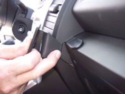 Fixation voiture Proclip  Brodit Mazda 5  Placé sous ventilation de l'air. Réf 853939