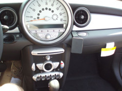 Fixation voiture Proclip  Brodit Mini Cooper  SEULEMENT pour les modèles avec boîte à gants supérieure. Réf 854046