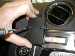 Fixation voiture Proclip  Brodit Ford Mondeo  PAS pour les modèles avec écran de navigation. PAS pour les affaires X. Réf 854055
