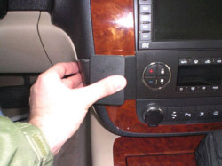 Fixation voiture Proclip  Brodit Chevrolet Avalanche  SEULEMENT pour le style de tableau de bord avec console centrale et deux bouches d'air au-dessus de la stéréo. Réf 854202