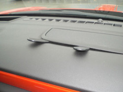 Fixation voiture Proclip  Brodit Chevrolet Camaro  SEULEMENT pour les modèles avec haut-parleur couvrir sur le dessus du tableau de bord. Réf 854705