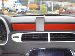 Fixation voiture Proclip  Brodit Chevrolet Camaro  SEULEMENT pour les modèles avec haut-parleur couvrir sur le dessus du tableau de bord. Réf 854705