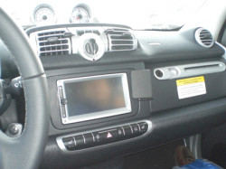 Fixation voiture Proclip  Brodit Smart ForTwo  SEULEMENT pour les modèles avec option GPS d'origine. Larg maximale de support installée: 70 mm. Réf 854827