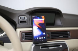 Support passif OnePlus 6/6T/7 avec rotule orientable. Réf Brodit 711059